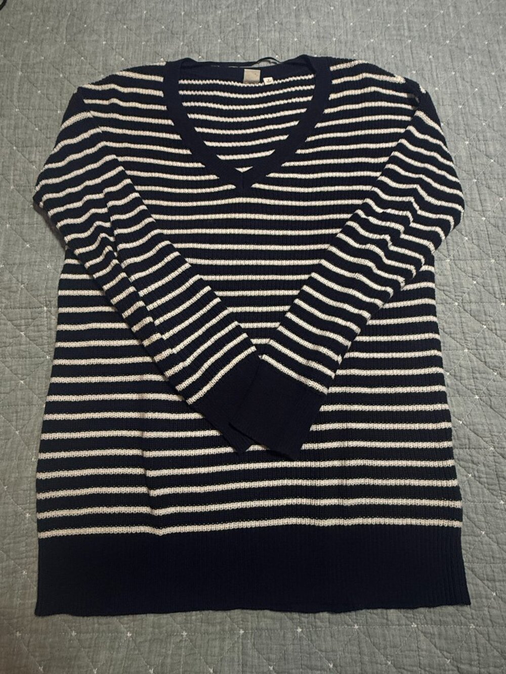 GAP WOMEN'S V-NECK NAVY BLUE AND WHITE STRIPE LONG SLEEVE SWEATER SZ S